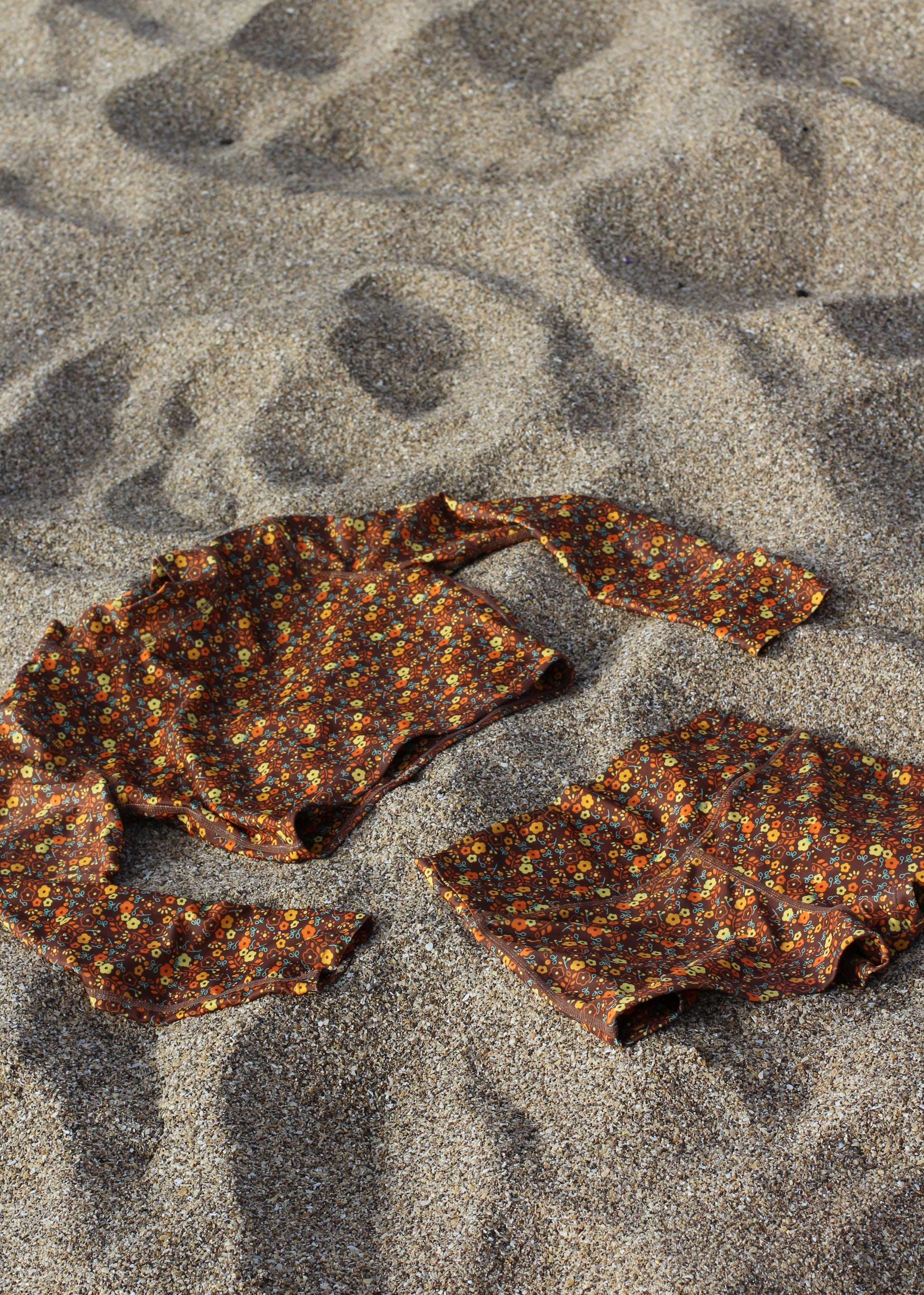 Traje de surf para mujer dos piezas. Calidad premium. Estampados vintage retro.